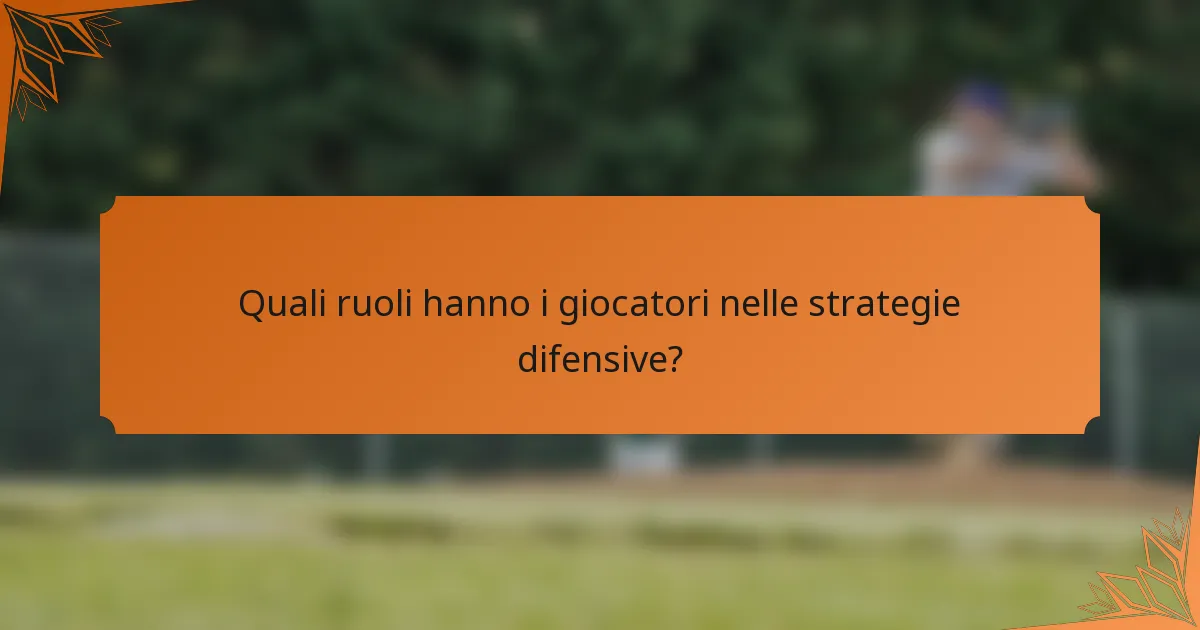 Quali ruoli hanno i giocatori nelle strategie difensive?